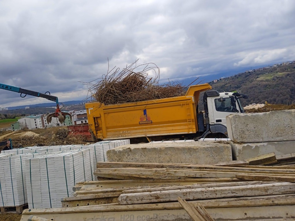 Hidrolik Kıskaçlı (Hiab) Vinçli Kamyon ile Hurda Demir Yüklemesi